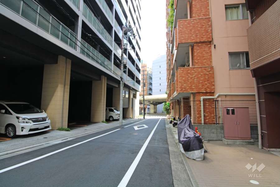 敷地北西側の前面道路（南西側から）