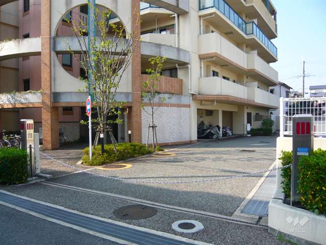 駐車場出入り口はロボットゲート付きです。