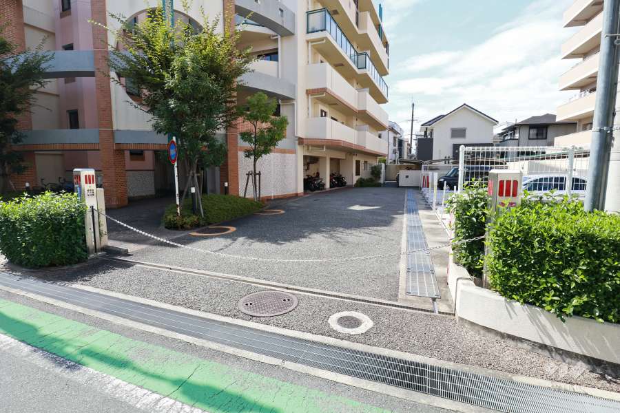 駐車場の出入り口（リングシャッター付き）