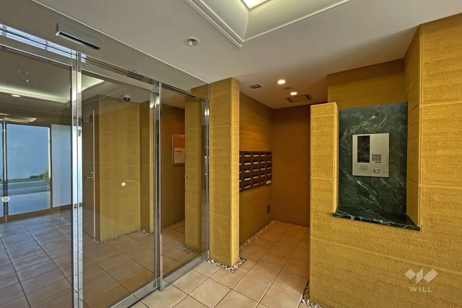 エントランスはオートロック付きです。