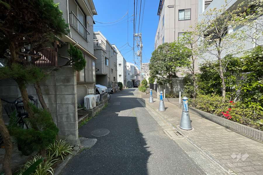 敷地南側の前面道路
