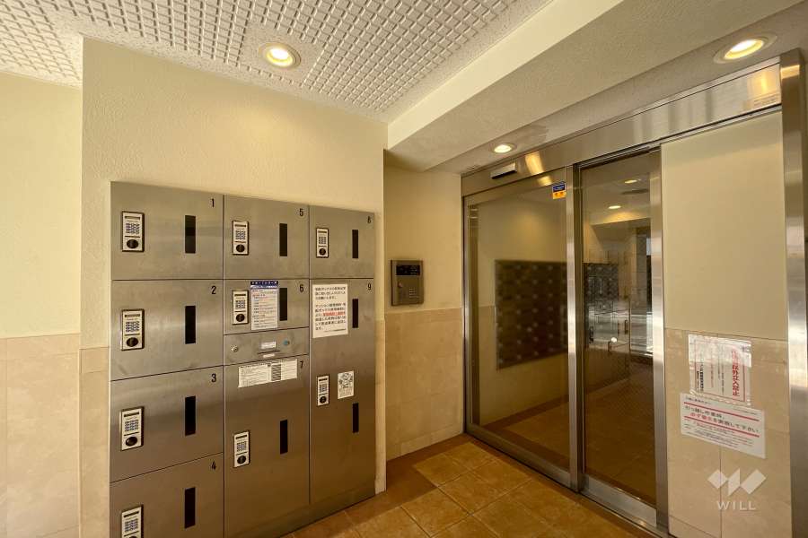 エントランスはオートロック付きです。