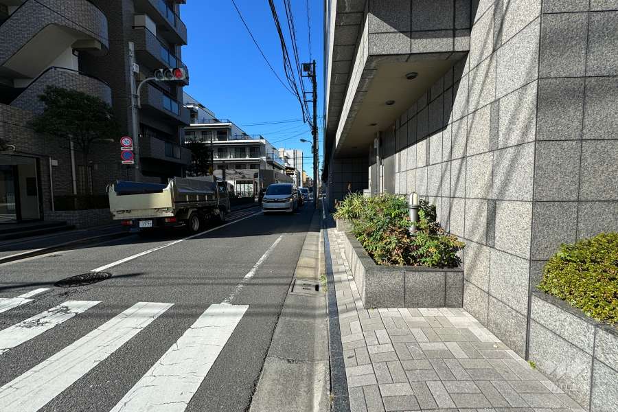 敷地の南側前面道路（東側から）