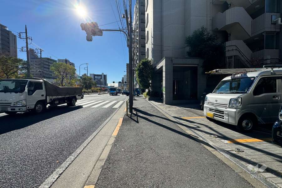 敷地の東側前面道路（北側から）
