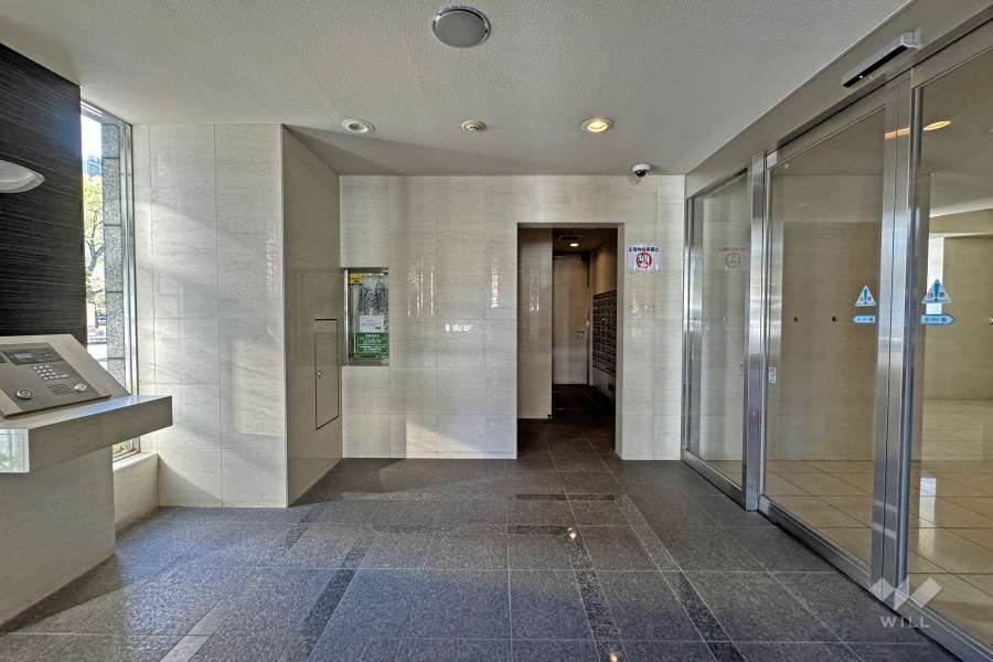 エントランスはオートロック付きです。