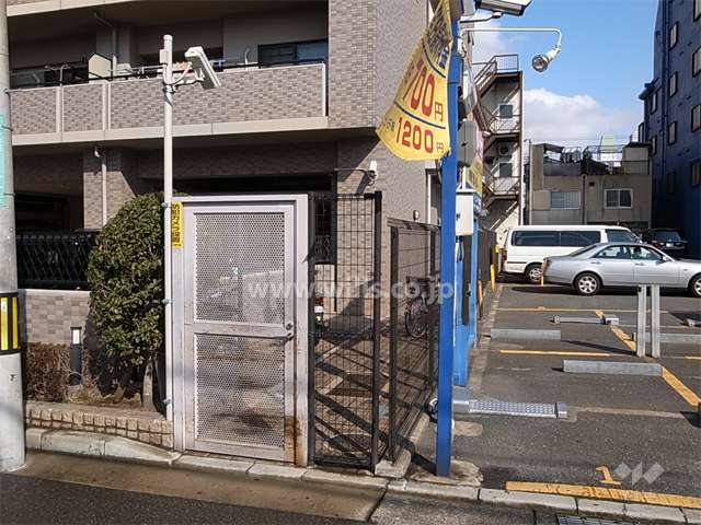 駐輪場の入り口（扉付き）
