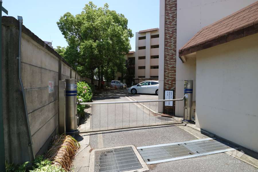 駐車場の出入り口（ゲート付き）