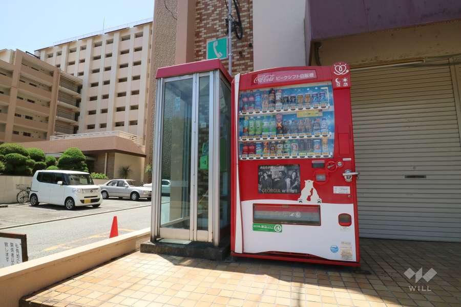 敷地内に設置された自動販売機と電話ボックス