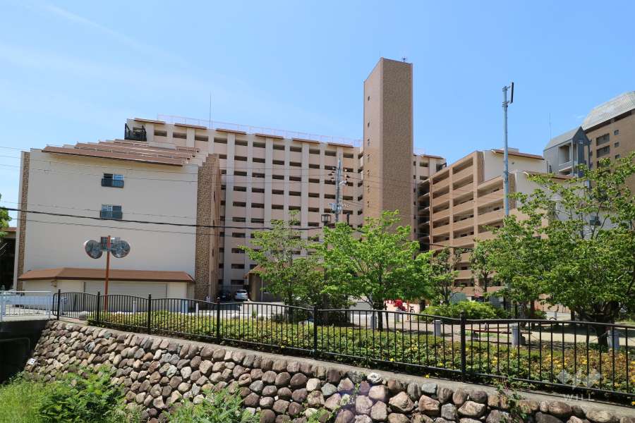 敷地東側を荒神川が流れています。