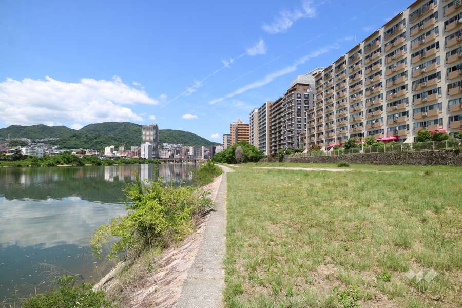 敷地南側には武庫川が流れています。