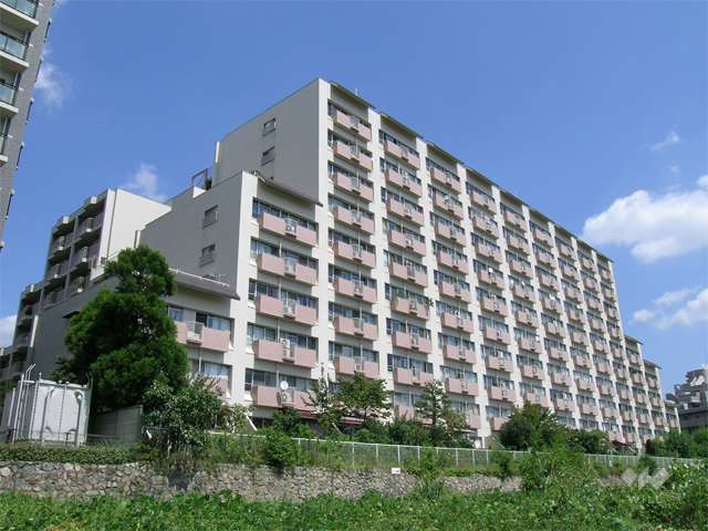 コープ野村宝塚の外観（南西側から）