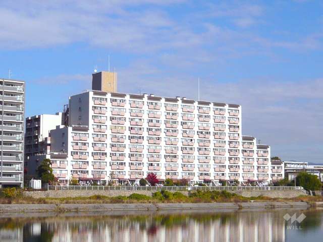 コープ野村宝塚の外観（対岸から）