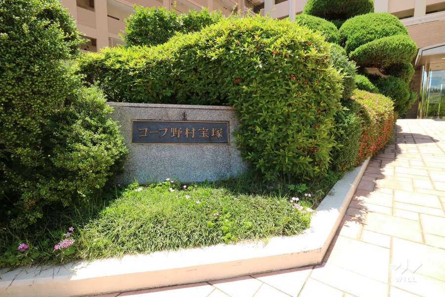 エントランスアプローチの銘板