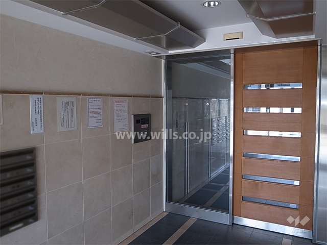 エントランスはオートロック付きです。