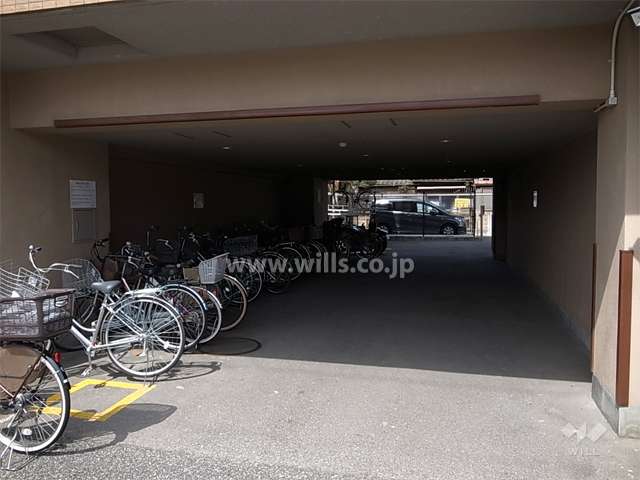 駐車場出入り口（駐輪場）