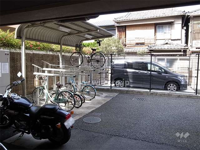 駐輪場とバイク置き場
