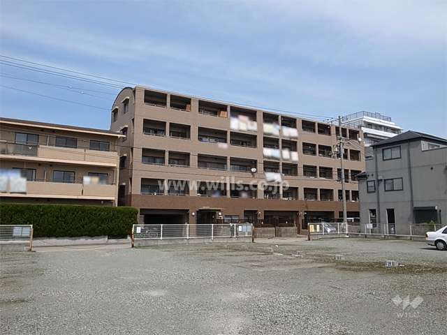 周辺はマンションと一戸建てが混在する静かな住宅地です。