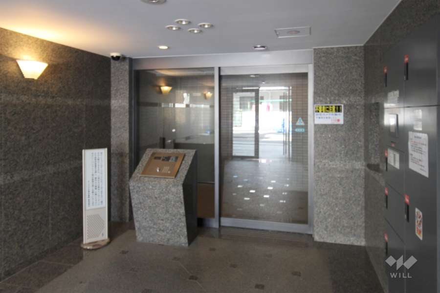 エントランスはオートロック付きです。宅配ボックスも備えています。