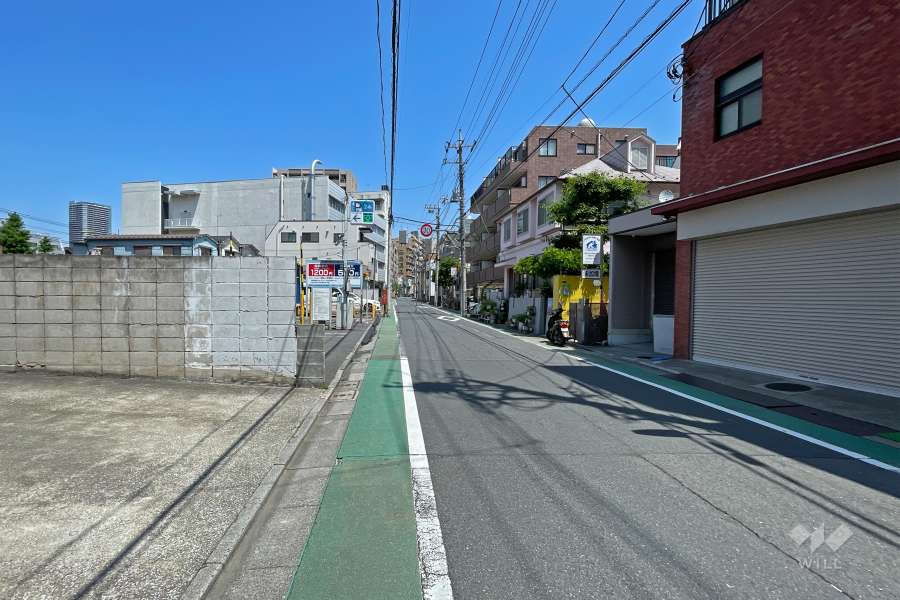 敷地東側の前面道路（南側から）