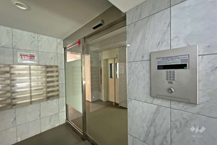 エントランスはオートロック付きです。