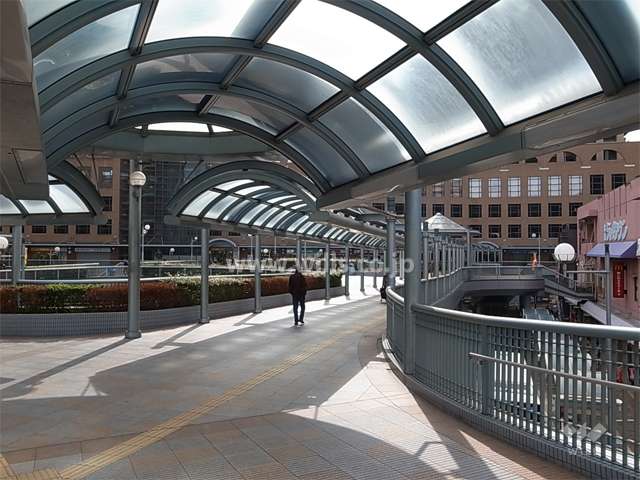 駅からはペデストリアンデッキで直結されています。