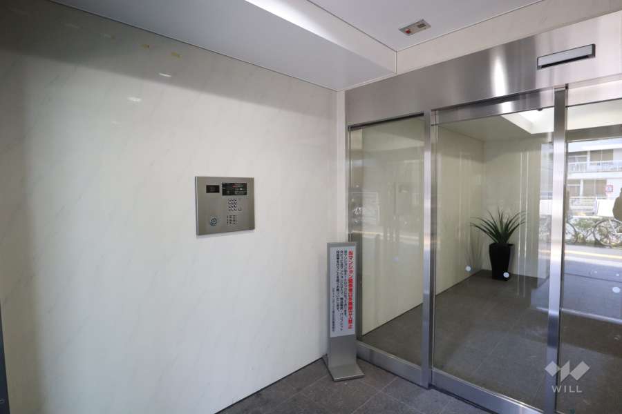 エントランスはオートロック付きです。