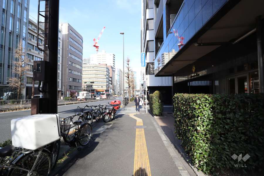 敷地北西側の前面道路（南西側から）