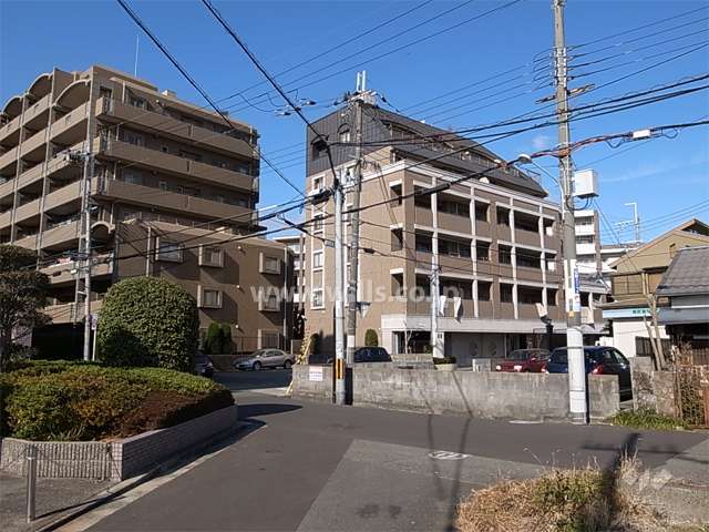 周辺はマンションと一戸建てが混在する住宅地。田畑も残り、のどかです。