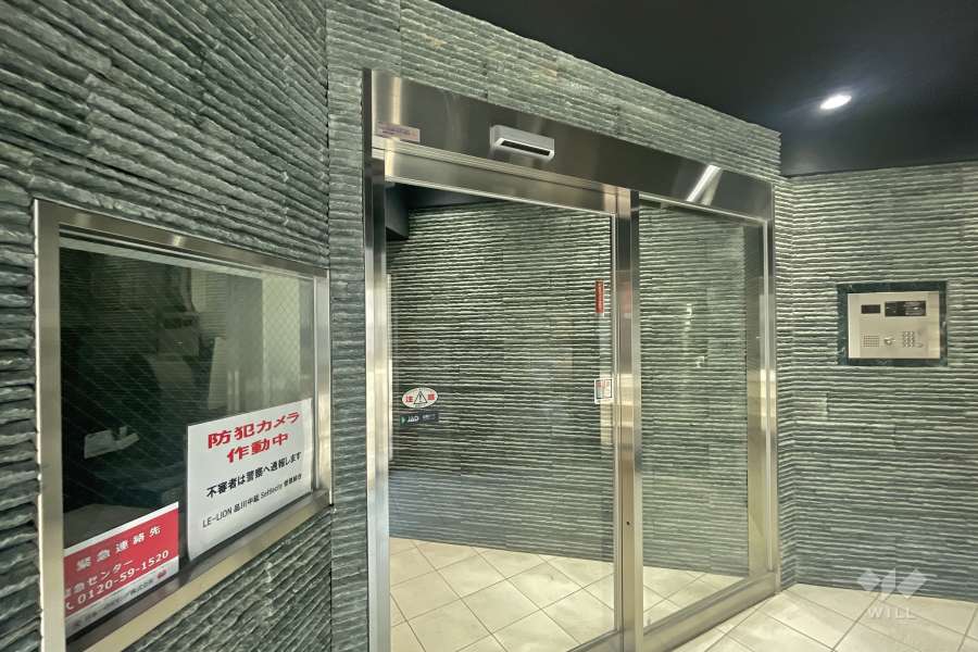 エントランスはオートロック付きです。