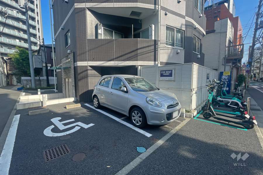 敷地内駐車場（屋外平面式）と電動キックボードステーション