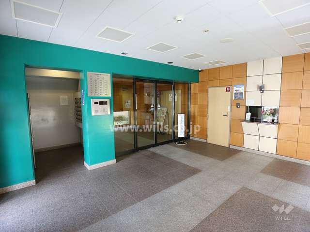 エントランスはオートロック付きです。