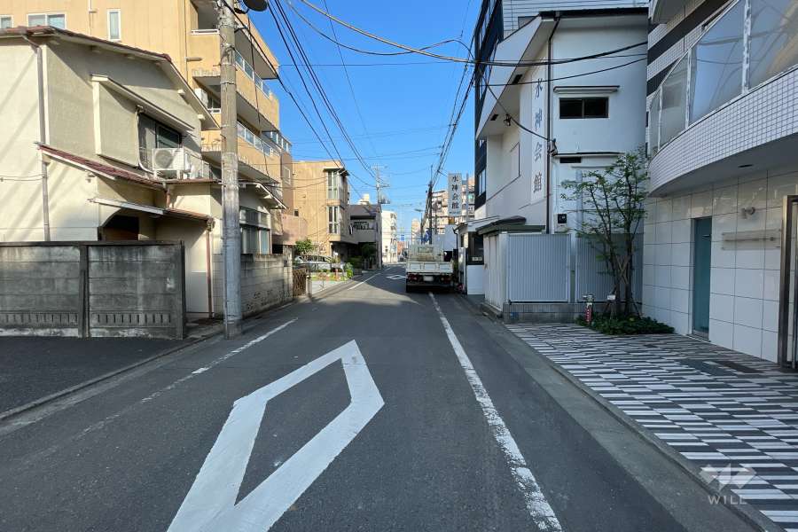 敷地北側の前面道路（西側から）