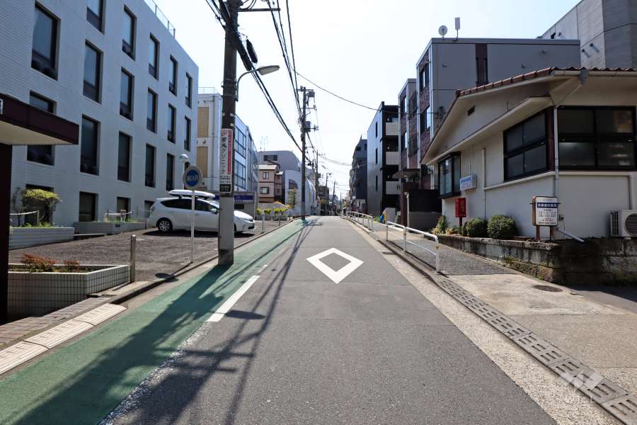 敷地南東側の前面道路（北東側から）