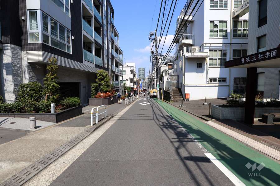 敷地南東側の前面道路（南西側から）