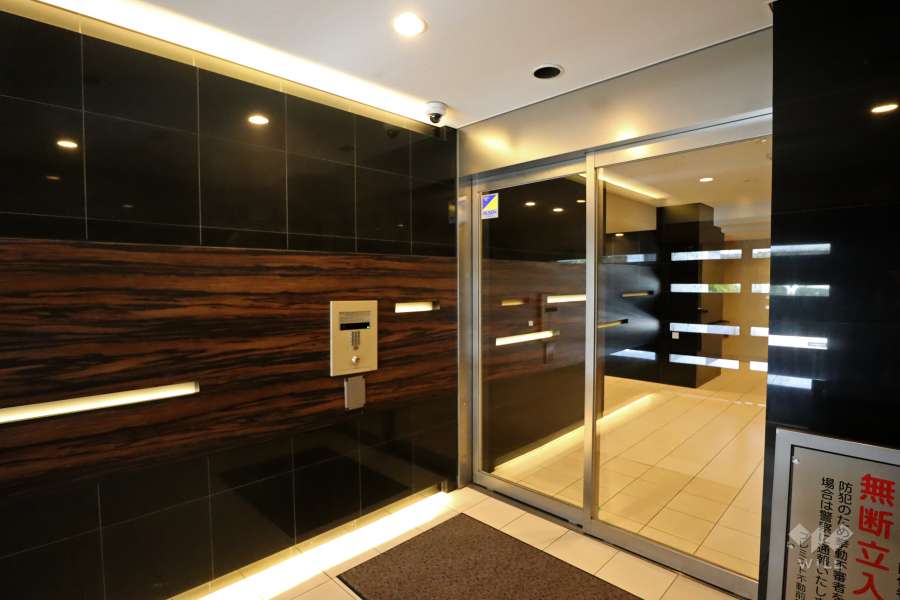 エントランスはオートロック付きです。