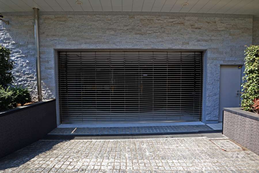 駐車場の出入り口（リングシャッター付き）・敷地内駐車場（屋内機械式）