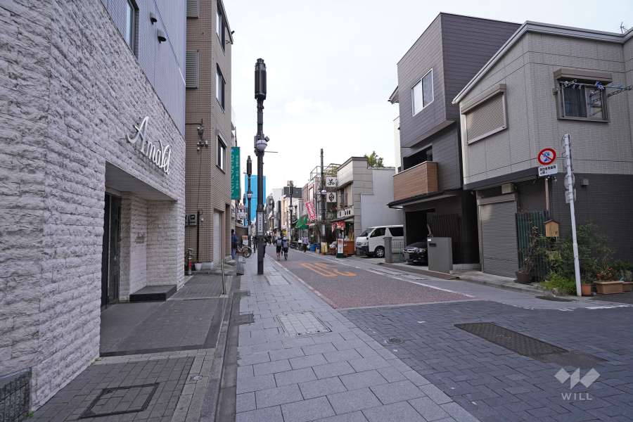 敷地北東側の前面道路（南東側から）