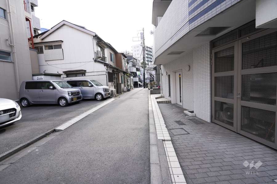 敷地南側の前面道路（東側から）