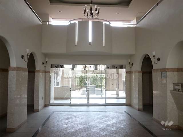 エントランスホールは吹き抜けで、中庭に面しています。