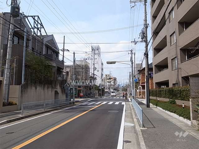敷地南側の前面道路。斜向いに郵便局があります。