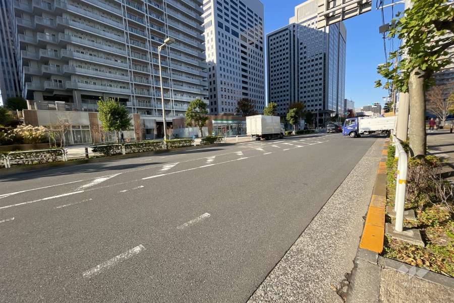 敷地西側の前面道路（南側から）