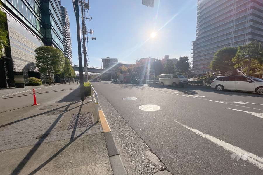 敷地西側の前面道路（北側から）