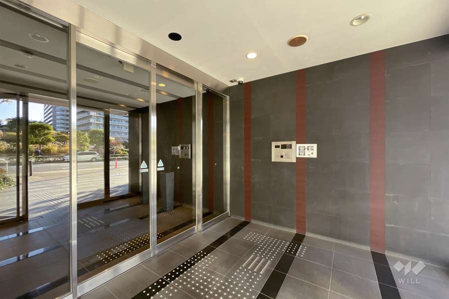 エントランスはオートロック付きです。