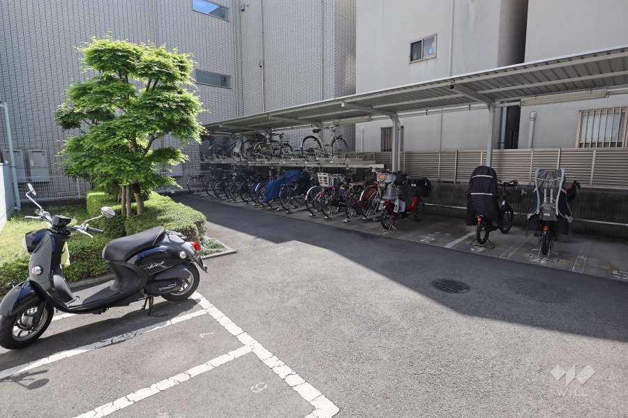 敷地内駐輪場（屋根付き）とバイク置場