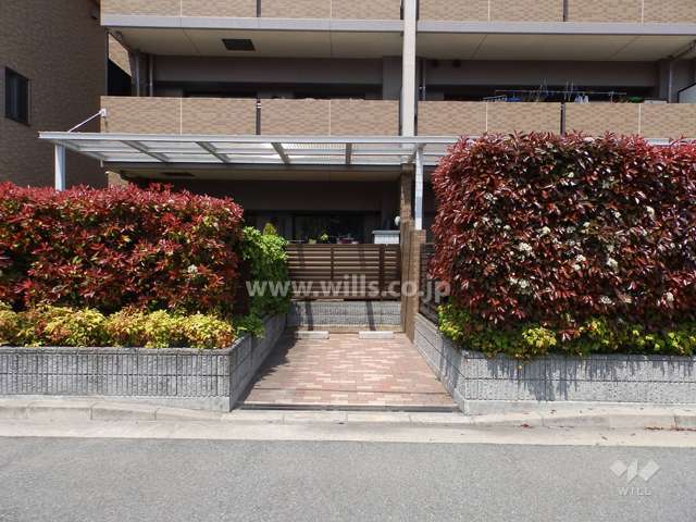 南面1階の住戸には専用駐車場があります。