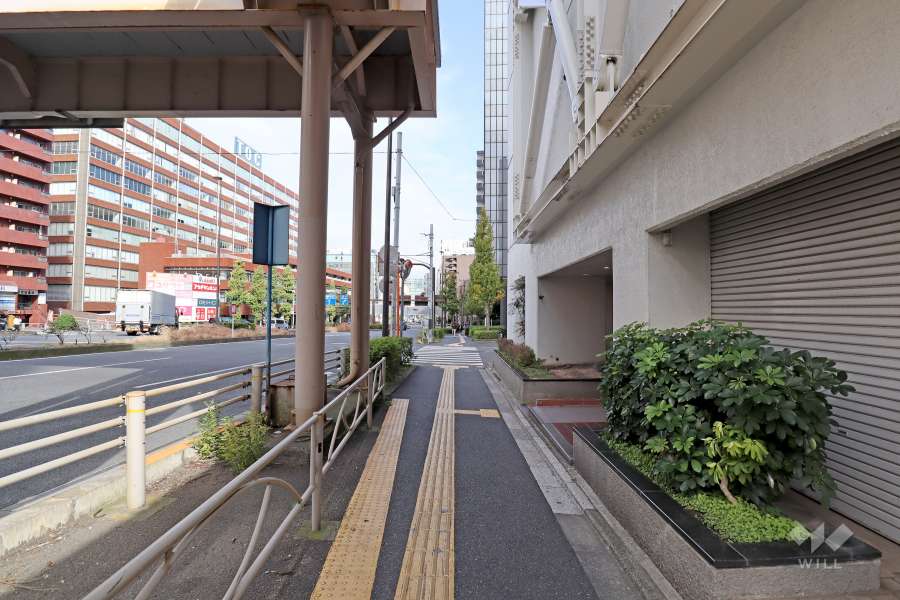 敷地西側の前面道路