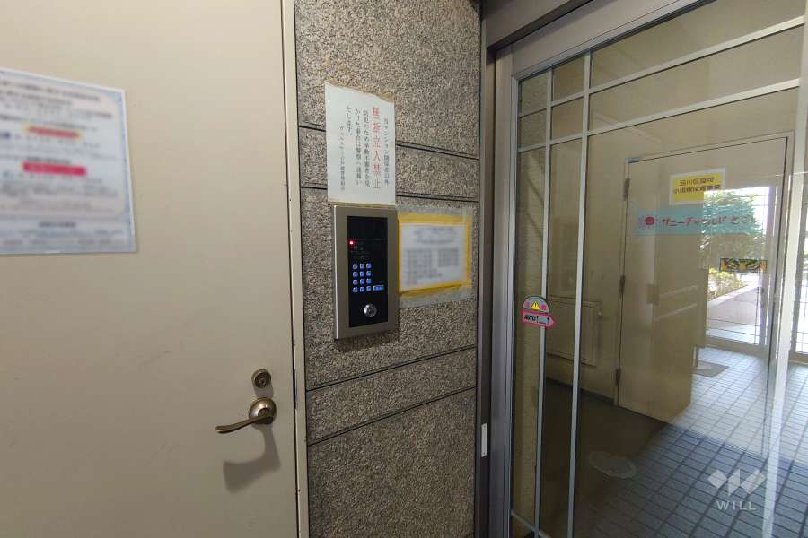 エントランスはオートロック付きです。