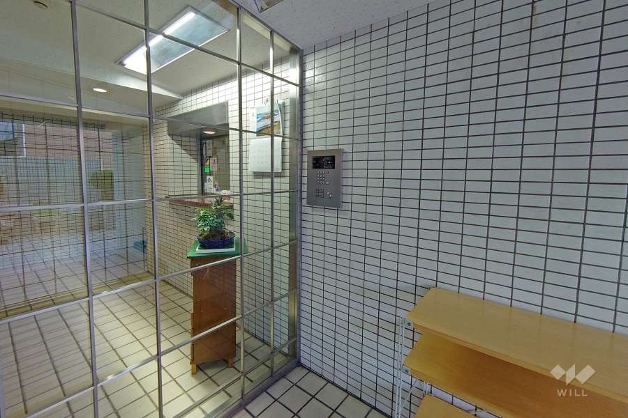 エントランスはオートロック付きです。