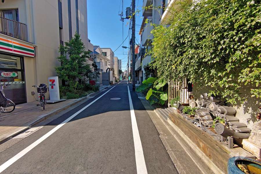 敷地南側の前面道路