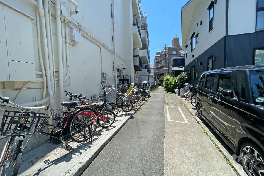 敷地西側の前面道路8北側から）
